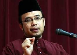 Pernyataan itu terlontar dari Cendikiawan Muslim Malaysia, Mohd Azri Zainul Abidin, ditengah kontroversi terkait seruan Mufti Perak agar Muslim membela ras ... - mohd-asri-zainul-abidin-_120222200426-493