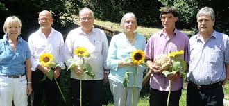 Blumen sprechen ließen Hebelschul-Rektor Hans Tritschler (rechts) und Konrektorin Hilde Kaufmann-Gauder (links) bei der Verabschiedung von Konrad Grund, ...