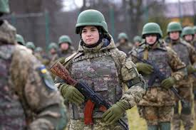 女兵|ウクライナを守る女性兵士、5000人以上が前線に 男性に総動員令 ...