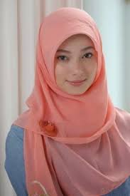 5 Langkah Mudah Cara Memakai Kerudung Segi Empat