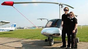 Andreas und Melanie Stütz mit dem Fliewatüüt auf dem Jakobsweg