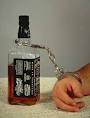 uma pessoa ao <b>alcoolismo</b>