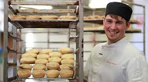 Tom bakes up apprenticeship success - ABC Riverland SA ... - r1057693_12356027