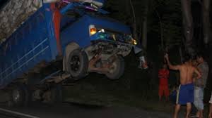 Truk Enam Roda Atraksi Di Pendakian, Akibat Kelebihan Muatan ...