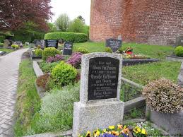 Grabstein von Peter Weets (-Verm. 1944), Friedhof Osteel. Häufige Nachnamen auf diesem Friedhof: Janssen (78) - Müller (38) - Dirks (29) - Arends (27) ...