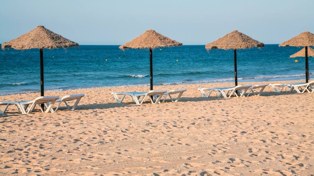 Praia da falesia'in fotoğrafı uçurumlarla desteklenmiş