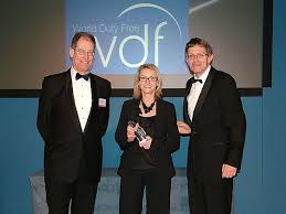WDF Marketing Director Karen Broughton accepts the Best Retailer award, flanked by Airport Operators Association Chairman Ed Anderson (left) and Simon ... - WDF_AOA_award_KarenBroughton