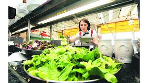 Katharina Konopka bereitet im Restaurant Red Baron im Stuttgarter Flughafen einen Salatteller zu, nach standardisierten Vorgaben.