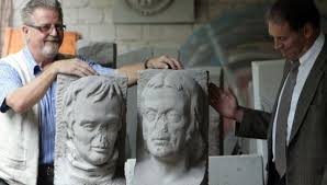 Bildhauer Bernd Bodechtel (links) und Schulleiter Volker Syring freuen sich über den unverhofften Fund.