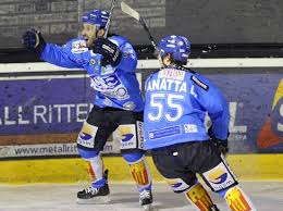 Luca Zanatta und Derek Edwardson (links) freuen sich für Cortina – © by Max Pattis. Mit einem hart erkämpften Auswärtssieg in Cortina erspielte sich ...