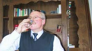 Er weiß, was er trinkt: Georg Wichert, Geschäftsführer des Verbandswasserwerks Gangelt, Geilenkirchen, nimmt einen kräftigen Schluck.