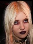 http://photos.posh24.com/p/992405/z/taylor_momsen/taylor_momsen.jpg