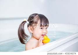 小女孩洗澡|iStock