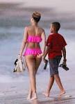 gallery_enlarged-rihanna-bikini-wedgie-09.jpg Picture -