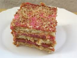 Бисквитена торта с кисело мляко и конфитюр