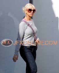Christina Aguilera no clothes