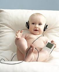 Bebe escuchando m&uacute;sica