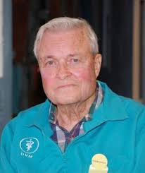 Dr. Billy Austin has been the - 0812-O-320-Show-Vet-Austin