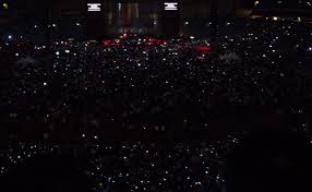 Everyone waving their mobile