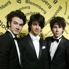 Los Jonas Deben de ganar. Jonas-Brothers---Burning-Up