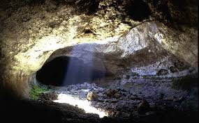 http://t1.gstatic.com/images?q=tbn:oy_F-RjcbZASmM:http://acatte.perso.neuf.fr/_borders/Etna_grotte-Tre-Livelli-vue-large.jpg