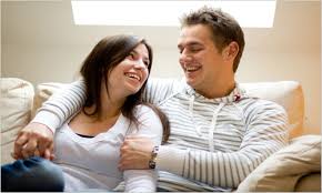 pareja riendo cari�osos