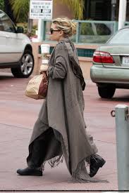 Lizzie Olsen goes to Nohas