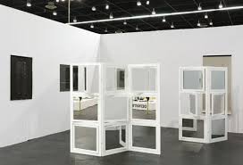 Transparenz und Reflexion: eine Installation der Award-Gewinnerin Julia Horstmann (Foto: Galerie Christian Nagel)