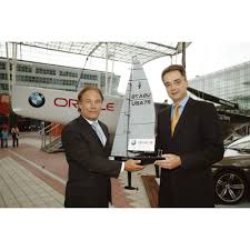 Ralf Hussmann, Leiter BMW Sportmarketing (rechts), überreicht ...