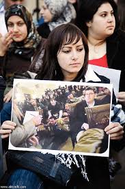 حدث في مثل هذا اليوم(12 آذار/مارس)(في يوم 12 آذار2009محكمة عراقية تحكم على الصحفي منتظر الزيدي بالسجن 3 سنوات بتهمة إهانة رئيس دولة أجنبي، لرميه فردتي حذائه على الرئيس الأمريكي السابق جورج دبليو بوش بآخر زيارة له للعراق قبل أن تنتهي فترته الرئاسية) Images?q=tbn:ANd9GcQEmUhsqr2_ERFWZjtpb1BAIZiJMKORbyYHVgnMRmPbXr4Hq0Yfvg&t=1