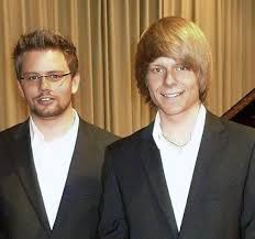 Die jungen Ausnahme-Pianisten Daniel Reith und Dominik Stadler spielten im Inzlinger Wasserschloss Stücke aus der Romantik.