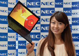 foto SPG mengangatkan laptop terbaru NEC LaVie Z LZ750/NS dengan hanya satu tangan