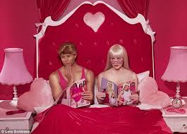 Lewat Foto, Dina Goldstein Ungkap Sisi Gelap Kehidupan Barbie