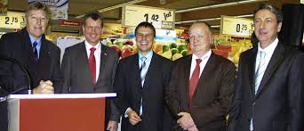 Die Markteröffnung feierten (von links) die Rewe-Manager Georges Preiss und Dieter Appenzeller, Eichstettens Bürgermeister Michael Bruder, ...