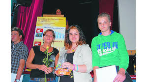 Freuen sich über den ersten Preis (von links): Klassenlehrerin Lena Nowak mit den Schülern Banu Aydin und Tobias Ludwig. DELMENHORST Fünf Monate lang hat ...