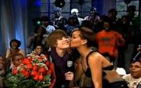 Everyone kisses Justin Bieber & justin bieber kiss everyone Images?q=tbn:ANd9GcQoIAjzzJ456WwHMQ08BDylgAQx2pStOXu909yXztB7Fcw18-8v4o0UVq1d
