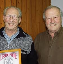 Ehrensänger wurde Alfred Hettich (links) für 50 Jahre als Aktiver; Ehrenmitglied wurde Heinz Ketterer für 40 Jahre. Foto: Pia Grättinger. REUTE (piz).