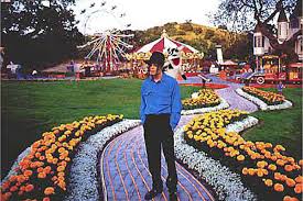 Neverland- A história do reino de Michael Jackson Images?q=tbn:ANd9GcRCW7sP9VN6nkOAAvZdl75XNSA5UYkeeGbui_zo12LgopUwHPeVnw