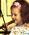 Die jüngste Künstlerin heißt Leonie Hoffmann. Sie spielt Flöte.