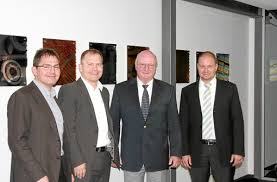 Verträge unterzeichnet (von links): Andreas Sülzle und Heinrich Sülzle, Geschäftsführende Gesellschafter der Firma Stahlpartner Sülzle, sowie Gerhard ... - media.media.692da020-7a64-44aa-9b2c-7252e910421b.normalized