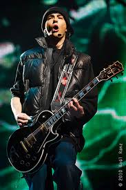Tom tocando sua linda guitarra ;) Images?q=tbn:ANd9GcRM7TdyVWe1YwyB_kPK3a6pd8qxyvow0EmK-LU2k4Lh-pF9f18&t=1&usg=__2GEEBbHSeJndnabR4kYTayFApOM=