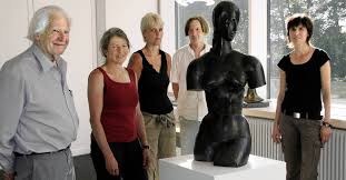 Von links um eine Skulptur von Wilhelm Lehmbruck: Erwin Rehmann, Barbara Jäggi, Regula Laux, Daniel Waldner, Cornelia Ackermann Foto: Charlotte Fröse