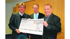 Dieter Kanth (links) und Heiko Buschmann (rechts) freuten sich über den 1000-Euro-Scheck, den Klaus Blum an den Freibad-Förderverein überreichte Bild: ...