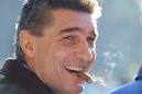 Fußball: Rudi Assauer raucht eine Zigarre und lacht