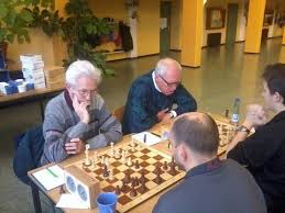 Diese beiden machten es am Ende spannend: Klaus Kronenberg links und Werner Tode rechts; die Spieler mit dem Rücken zum Betrachter gehören zu unserem Gegner ...