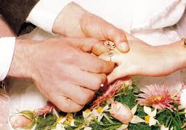 لماذا تضعون خاتم الزواج في البنصر؟؟ Images?q=tbn:ANd9GcRcKtt0oS51Vk0FkiMkvpQFFz0Qxm-by0Wiqumg03ApCqskhK9w