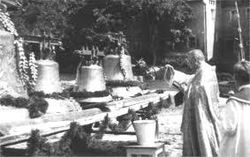 großen Opferbereitschaft der gesamten Pfarrgemeinde konnte 1959 ein völlig neues. Geläute (4 Glocken) angeschafft werden. Gereon Motyka, OPraem,