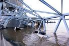 Indoneisan Bridge Tak Boleh! users died and lost in river!