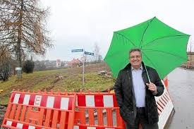 Nicht gut auf die Stadt zu sprechen: Edmund Kammerer vor seinem Grundstück in Weilersbach. Foto: Marc EichFoto: Schwarzwälder-Bote