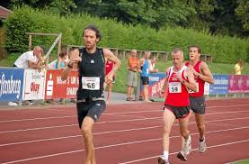 Den zweiten 5000-Meter-Lauf entschied im Endspurt in der Tagesbestzeit Ralf Breyer vor Reiner Engesser und Pascal Dick (von links) zu seinen Gunsten.